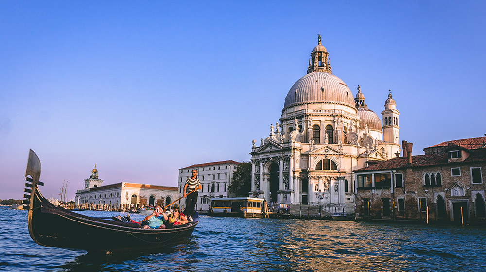 Arrive to the Venice Boat Show by boat and it’s free